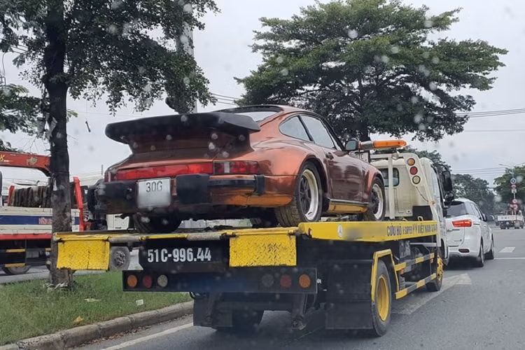 Mới đây, hình ảnh về một chiếc xe chuyên dụng vận chuyển theo mẫu xe Porsche 930 Turbo hàng hiếm xuất hiện trên đại lộ Nguyễn Văn Linh, quận 7, TP HCM đã thu hút không ít sự quan tâm của giới nhập xe trong nước cũng như các tay chơi xe Porsche. Đây được cho là 1 trong số 4 chiếc Porsche 930 Turbo được mang về Việt Nam nhưng lại là chiếc gây ấn tượng mạnh với màu sơn đồng rất cá tính, trước đó mang màu bạc.