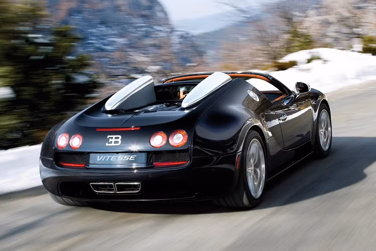 Điểm nhấn của Veyron Grand Sport Vitesse là toàn bộ thân xe được làm từ sợi carbon. Tùy theo phiên bản mà sợi carbon có màu khác nhau như xanh dương, nâu, tím... Ở thị trường quốc tế, chiếc Grand Sport Vitesse đã qua sử dụng có giá dao động 2-3 triệu USD. Nếu được đưa về Việt Nam, Bugatti Grand Sport Vitesse sẽ có giá khoảng 100 tỷ đồng.