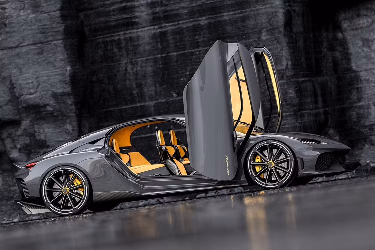 Gemera là mẫu xe mới nhất của Koenigsegg và cũng là siêu xe đầu tiên của hãng này có cấu hình 4 chỗ ngồi. Với cấu hình hướng đến gia đình, thiết kế của Gemera không mang nét thể thao cực đoan như những mẫu xe Koenigsegg khác.