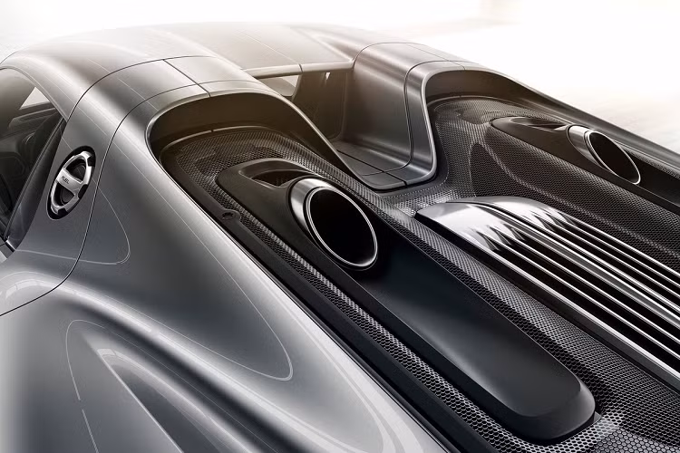 Với số lượng sản xuất giới hạn, 918 Spyder có giá khá đắt đỏ. Ở thời điểm ra mắt, mẫu xe này có giá niêm yết khoảng 1,17 triệu USD và tất cả đều nhanh chóng có chủ. Hiện tại, một chiếc 918 Spyder đã qua sử dụng có giá không dưới 2 triệu USD.