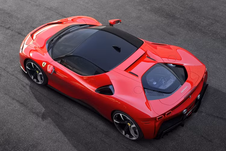 Ra mắt vào tháng 5/2019, SF90 Stradale là một trong những mẫu xe kỷ niệm 90 năm thành lập của Ferrari. SF90 Stradale sử dụng động cơ V8 tương tự F8 Tributo nhưng được nâng dung tích lên 4.0L. Động cơ này sản sinh công suất 780 mã lực và mô-men xoắn 800 Nm. Siêu xe được bổ sung 3 mô-tơ điện, cho ra thêm 220 mã lực.