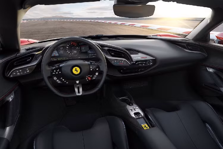 Dù sở hữu động cơ dung tích thấp, SF90 Stradale được định vị cao hơn 812 Superfast và dưới LaFerrari. Tại Mỹ, giá xe Ferrari SF90 Stradale có mức bán ra khoảng 660.000 USD. Nếu nhập khẩu về Việt Nam, mức giá của siêu ngựa này sẽ rơi vào khoảng 45-50 tỷ đồng.