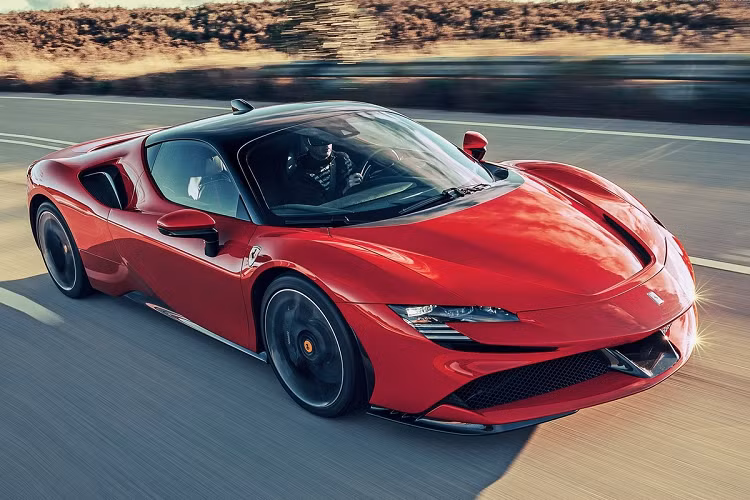  Ferrari SF90 Stralade Sau McLaren Senna, đại gia Hoàng Kim Khánh được cho là đã đặt hàng chiếc Ferrari SF90 Stralade thông qua một người bạn tại Mỹ. Theo một số nguồn tin, siêu ngựa đời mới của Ferrari sẽ được đưa về Việt Nam trong năm 2021.