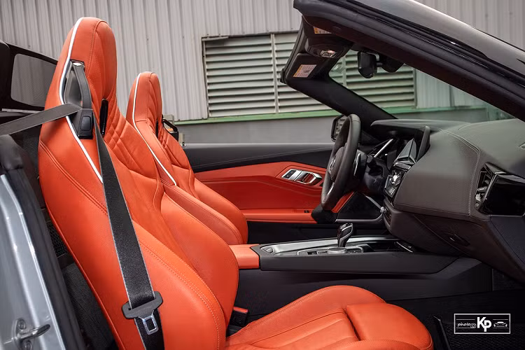 Bước vào khoang lái, phong cách thể thao của gói M-Sport vẫn là chủ đạo trong thiết kế của mẫu xe mui trần BMW Z4 M40i 2021. Không khó để nhận ra, mẫu xe thể thao BMW Z4 đời mới chịu ảnh hưởng nhiều từ dòng sản phẩm 8-Series với thiết kế tập trung vào người lái.