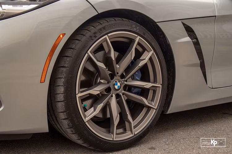 Như vậy có thể thấy, ngoài gói tùy chọn ngoại thất, BMW Z4 M40i 2021 khác biệt nhất với những "người anh em" khác ở khối động cơ mạnh mẽ hơn mang đến những trải nghiệm khác biệt cho người dùng.