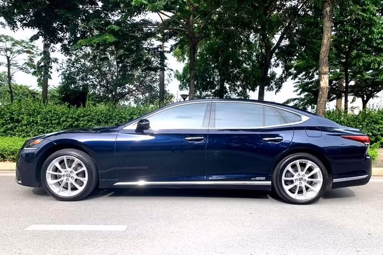 Lexus LS 500h đời 2018 sử dụng động cơ Multi Stage Hybrid System với sự kết hợp của một động cơ V6 xăng 3.5l và 2 mô-tơ điện, sản sinh công suất tổng 354 mã lực cùng thời gian tăng tốc từ 0 - 100 km/h chỉ 5,4 giây.