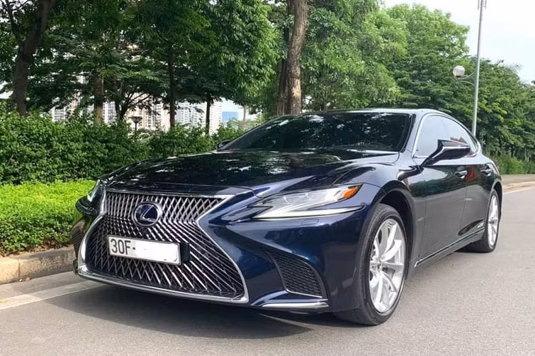 Trước đó, chính chiếc sedan hạng sang Lexus LS 500h này cũng từng được đơn vị kinh doanh xe đăng bán một lần vào thời điểm trước khi dịch Covid-19 bùng phát với giá chào 6 tỷ đồng. Tuy nhiên, sau đó chỉ 1 - 2 tháng, mức giá xe Lexus LS 500h 2018 này chào đã được rút xuống chỉ còn ở mức 5,5 tỷ đồng.
