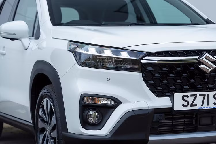 Ngoài ra, mẫu SUV cỡ B này còn có cản trước "cơ bắp" hơn và hốc gió trung tâm hình chữ nhật, đi kèm ốp màu bạc bên dưới. Thêm vào đó là đèn sương mù trước hình tròn và đèn báo rẽ nằm ngang đặt trong cùng một hốc ở hai góc của cản trước.