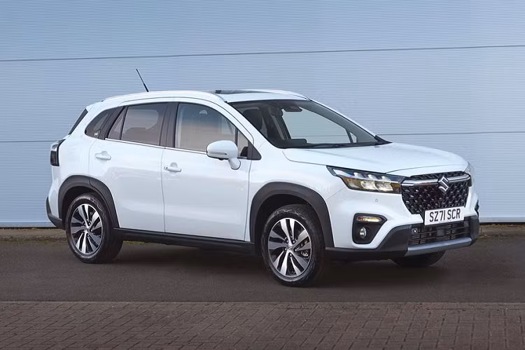 Bên sườn, Suzuki SX4 S-Cross 2022 được trang bị đường vai xe mạnh mẽ, nẹp nhựa màu đen bao quanh hốc bánh và nóc dốc dần về phía sau. Tùy phiên bản, xe sẽ có nẹp màu bạc bên dưới cửa và vành hợp kim 17 inch. Trong khi đó, gương ngoại thất của xe được chuyển xuống cửa, mang đến thiết kế khí động lực học tốt hơn. Tương tự đầu xe, thiết kế đằng sau của mẫu xe này cũng được làm mới với cụm đèn hậu nối liền với nhau bằng ốp màu đen và nẹp mạ crôm ở giữa.