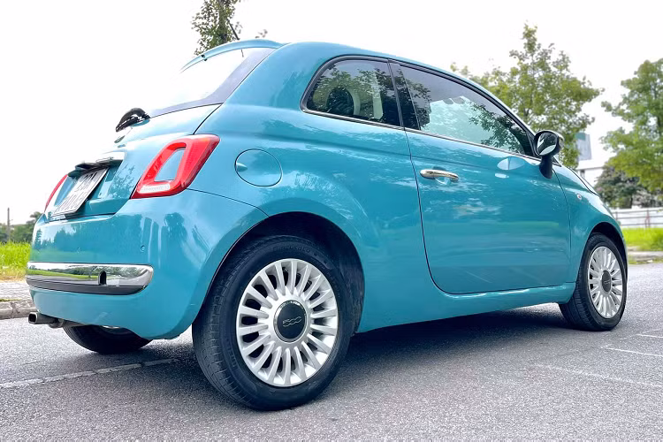 Fiat 500 một lựa chọn dành cho những chị em có điều kiện kinh tế khá giả, đang tìm kiếm một chiếc hatchback cũ mang thiết kế châu Âu trang nhã, ít “đụng hàng” để đi phố.