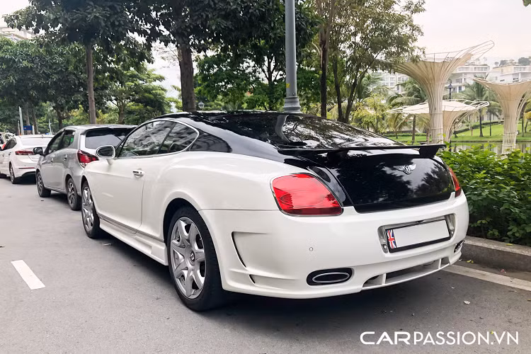 Bên trong khoang nội thất được chế tác thủ công luôn là niềm tự hào của những người thợ lành nghề tại nhà máy của thương hiệu xe hơi nước Anh. Toàn bộ cabin của bản độ Hamann Imperator độc nhất Việt Nam được bọc da cao cấp sử dụng tông màu đỏ làm chủ đạo và ốp gỗ quý. Mặc dù chỉ là một mẫu xe hai cửa, khoang lái của xe vẫn đáp ứng được không gian đủ thoải mái cho 4 người trưởng thành, đi kèm với đầy đủ các tính năng giải trí và tiện nghi hàng đầu lúc bấy giờ.