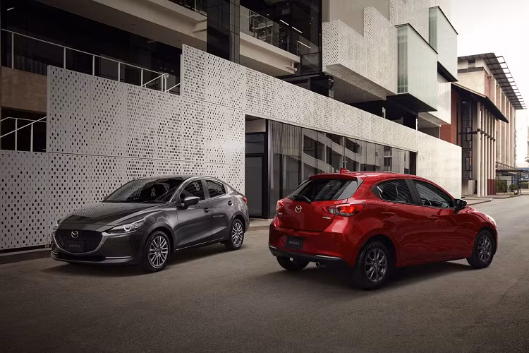 Mazda Thái Lan vừa cho ra mắt phiên bản Mazda2 2021 Collection mới. Xe được bổ sung trang bị nhưng vẫn giữ nguyên giá bán. Mẫu xe đô thị hạng B có 7 phiên bản, giá bán từ 546.000 baht đến 799.000 baht, tương đương 18.279 - 26.749 USD (khoảng 421 đến 572 triệu đồng).