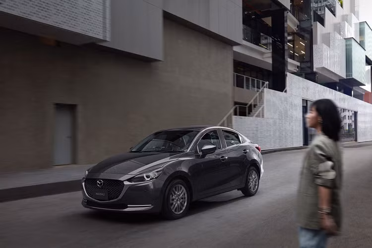 Mazda2 2021 Collection có tùy chọn động cơ diesel SkyActiv-D 1.5L, hộp số tự động 6 cấp với chức năng sang số tay, động cơ này có công suất 105 mã lực và mô-men xoắn 250 Nm, mức tiêu thụ nhiên liệu trong bình là 3,8 lít/100 km/h.