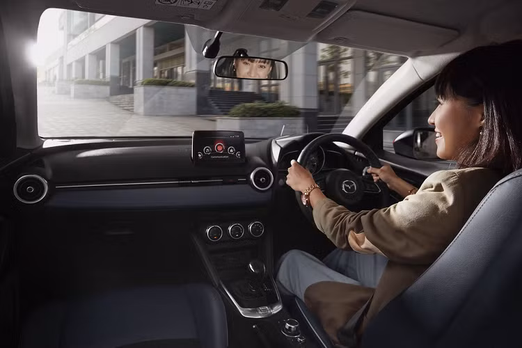 Ngoài ra, xe còn có hệ thống phân phối mô-men xoắn GVC Plus, hệ thống ngắt động cơ tạm thời i-STOP và hệ thống i-ELOOP giúp sạc lại nguồn điện khi phanh.