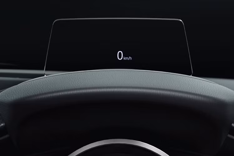 Những trang bị tiêu chuẩn có trên Mazda2 2021 Collection gồm lẫy chuyển số thể thao sau vô lăng, màn hình hiển thị Active Driving Display và hệ thống điều khiển trung tâm Center Commander.