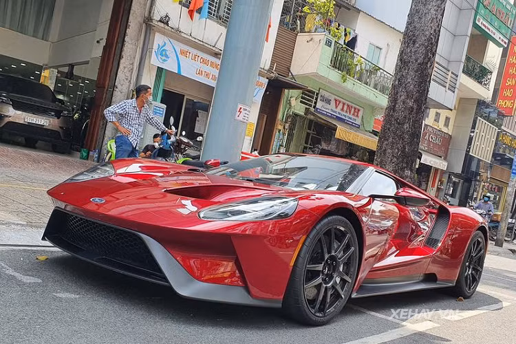 Tại thời điểm ra mắt, Ford GT có giá niêm yết hơn 400.000 USD (khoảng 9 tỷ đồng) nhưng từ lâu trên thị trường xe cũ ở Mỹ, siêu xe này đã có giá vượt mốc 1 triệu USD (khoảng 23 tỷ đồng), giá xe Ford GT tại Việt Nam nhiều người dự đoán không dưới 35 tỷ đồng. Trên thế giới, chỉ có tổng cộng 250 chiếc GT được xuất xưởng.
