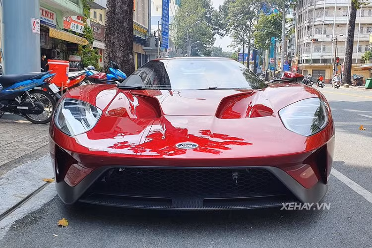 Kết hợp với hộp số ly hợp kém 7 cấp, siêu xe có thể tăng tốc từ 0 - 97 km/h chỉ trong 3 giây, trước khi chạm ngưỡng tối đa 348 km/h - nhỉnh hơn cả đối thủ Ferrari SF90 Stradale và Lamborghini Aventador SVJ.