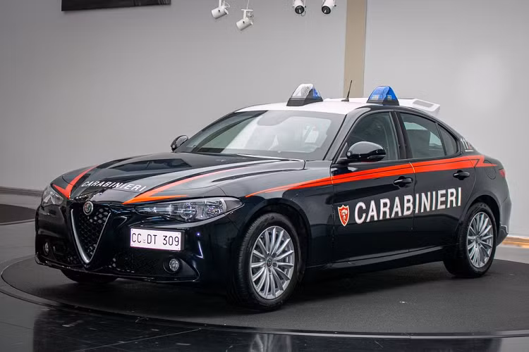 Thương hiệu Alfa Romeo đã mở ra một chương mới trong lịch sử dài hơi của mình với Carabinieri bằng cách cung cấp một chiếc xe Giulia bọc giáp cho lực lượng cảnh sát Ý. Đây là chiếc đầu tiên của một đoàn xe bao gồm 1.770 chiếc, và nó mới được giao tuần trước thông qua một sự kiện được tổ chức tại trụ sở Turin của nhà sản xuất cùng sự tham gia của nhiều nhân vật quan trọng từ các bên liên quan.