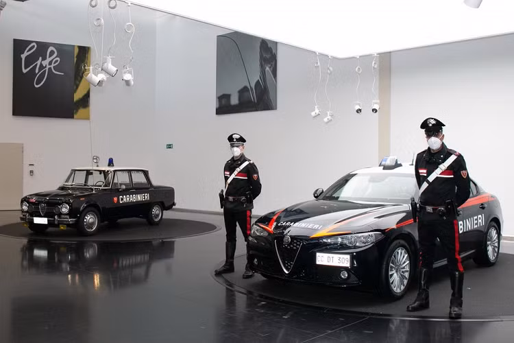Giulia QV đã đi vào phục vụ trong năm 2016 với khối động cơ tăng áp kép V6 dung tích 2.9 lít, công suất 503 mã lực và khả năng gia tốc 0-100 km/h trong 3,9 giây.