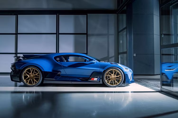 Theo Hendrik Malinowski- Giám đốc Kinh doanh và Vận hành tại Bugatti cho biết, tất cả 40 chiếc Divo đã được bán hết trong vòng vài tuần trước khi siêu xe này được công bố rộng rãi, thậm chí là ngay sau cuộc hẹn với khách hàng đầu tiên. Sau thời gian phát triển và sản xuất kéo dài hai năm, những chiếc xe đầu tiên bắt đầu được giao cho khách hàng vào tháng 8 năm 2020. Một năm sau, tất cả 40 chiếc Bugatti Divo hàng hiếm đều đã có chủ.