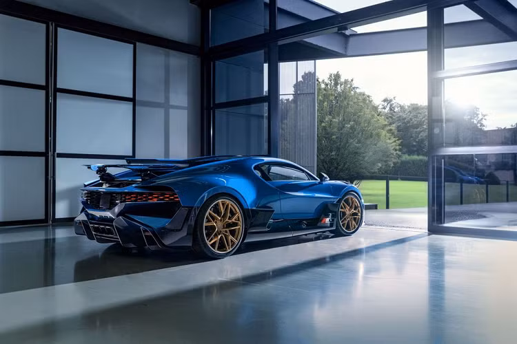 Bên trong nội thất, chủ sở hữu đã chọn màu chủ đạo là French Racing Blue và Deep Blue, với các chi tiết carbon tương phản màu xám mờ. Bugatti Divo sở hữu khối động cơ quad-turbo W16 8.0L quen thuộc của hãng siêu xe Pháp, sản sinh công suất 1.500 mã lực và mô-men xoắn cực đại 1.600 Nm, cho khả năng tăng tốc từ 0 - 100 km/h chỉ trong 2,4 giây và tốc độ tối đa đạt 380 km/h