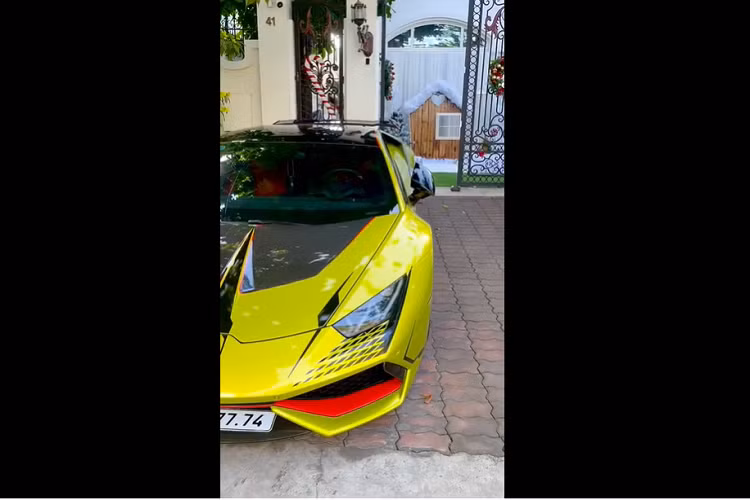 Dễ dàng nhận thấy là các mảnh ghép cuối cùng đã giúp cho ngoại hình siêu xe Lamborghini Huracan LP610-4 của vợ chồng kinh doanh mỹ phẩm này trở nên lột xác so với ngoại hình nguyên bản. Chưa hết, với sự tư vấn tận tình của xưởng độ xe, siêu bò còn được chủ nhân khoác lên mình bộ áo mới. 