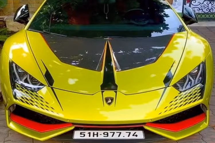 Video do chính chủ nhân chia sẻ cho thấy, cặp vỏ gương sợi carbon cũng như cánh gió đuôi cố định mới cho Lamborghini Huracan LP610-4 độ khủng này. Thông tin chúng tôi có được là chi tiết độ cuối cùng của chiếc Lamborghini Huracan LP610-4 này đến từ hãng Novitec. 