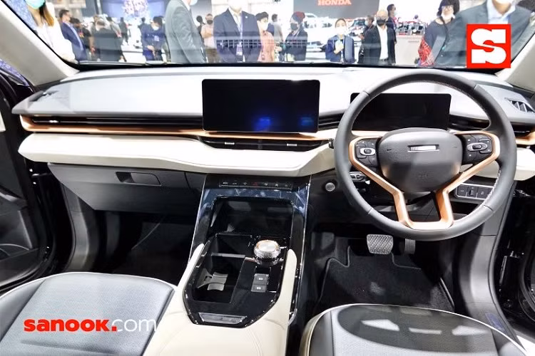 Bước vào bên trong Haval H6 Hybrid 2021, người lái được chào đón bằng không gian nội thất bọc da và rộng rãi nhờ chiều dài cơ sở lớn. Trong xe còn có một số chi tiết màu đồng như chấu vô lăng và mặt táp-lô.