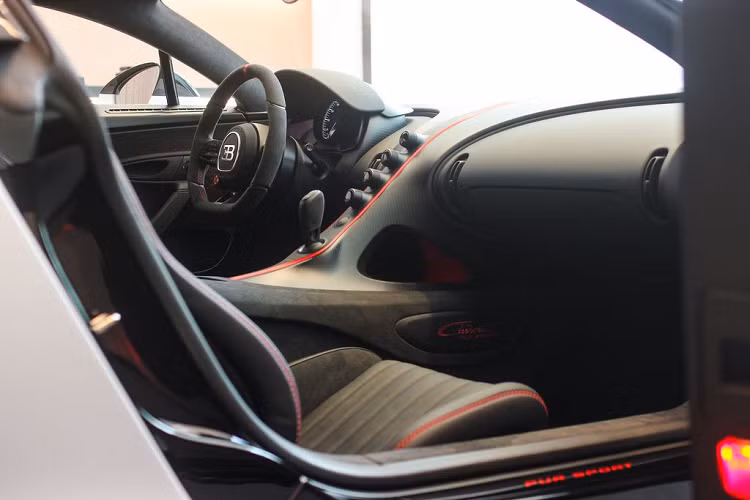 Khoang cabin sang trọng nhưng không kém phần thể thao của Bugatti Chiron Pur Sport đầu tiên tại Đông Nam Á. Sự khác biệt lớn nhất trên Chiron Pur Sport tới từ những nâng cấp về đặc tính vận hành.