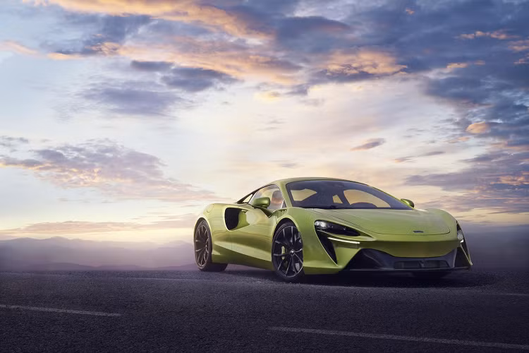 McLaren Artura được trang bị hộp số 8 cấp ly hợp kép. Tuy nhiên, điểm đặc biệt của hộp số này là không có số lùi. Khi người lái chuyển số về R, động cơ điện sẽ kích hoạt để thay đổi hướng chuyển động của xe. Điều này cho phép McLaren Artura sở hữu hộp số mới với kích thước nhỏ gọn và khả năng truyền tải công suất hiệu quả hơn.