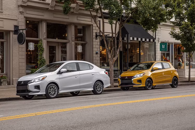 So với thế hệ cũ, Mitsubishi Mirage 2021 mới mang thiết kế góc cạnh hơn theo ngôn ngữ Dymanic Shield đặc trưng. Mặt trước được làm mới với các thanh chrome nổi bật trên lưới tản nhiệt, đèn pha thiết kế rộng hơn, cản trước vuông vắn và viền đèn sương mù góc cạnh.