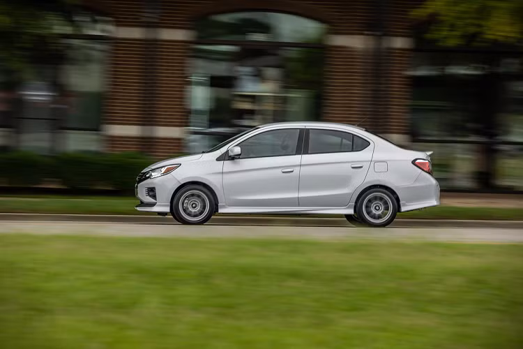 Cả 2 biến thể của Mirage đều có bản ES tiêu chuẩn và SE cao cấp. Giá xe Mitsubishi Mirage 2021 cho bản hatchback ES và sedan ES có mức bán ra lần lượt là 14.295 USD và 15.295 USD. Phiên bản hatchback SE có giá 17.445 USD, bản sedan SE có giá 18.195 USD.