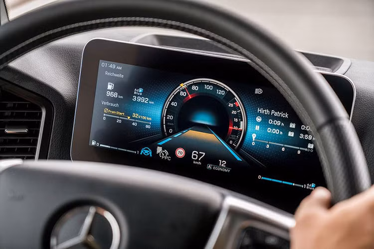 Nhờ việc dùng động cơ điện, Mercedes-Benz eActros tự tin là một chiếc xe tải hạng nặng "yên tĩnh" nhất hiện nay, sẽ không có tiếng ồn khó chịu từ động cơ dầu diesel dội vào cabin xe, các phương tiện di chuyển xung quanh cũng thấy dễ chịu hơn.