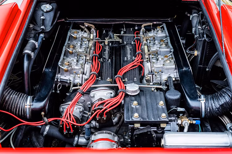 Chiếc Lamborghini Countach lại có phần đặc biệt hơn khi nó đã từng được sở hữu bởi nam ca sĩ Rod Stewart trong suốt 23 năm. Chiếc xe này cũng là một trong những chiếc Countach LP 400 “Periscopica”, những chiếc Lamborghini Countach đầu tiên với bộ gương hậu độc đáo.
