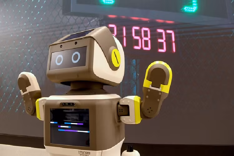 Trong khi đó, người dùng có thể giao tiếp và ra lệnh cho DAL-e thông qua màn hình cảm ứng tích hợp trên robot này hoặc bằng lời nói. Tại buổi ra mắt, DAL-e bước đầu cho thấy sự hữu ích khi trực tiếp giảm tải khối lượng công việc cho đội ngũ nhân sự tại showroom. DAL-e được trông đợi sẽ là giải pháp đón tiếp khách hàng hiệu quả, an toàn trong bối cảnh dịch Covid-19 khiến nhiều người phải thực hiện giãn cách xã hội, tránh tiếp xúc gần.