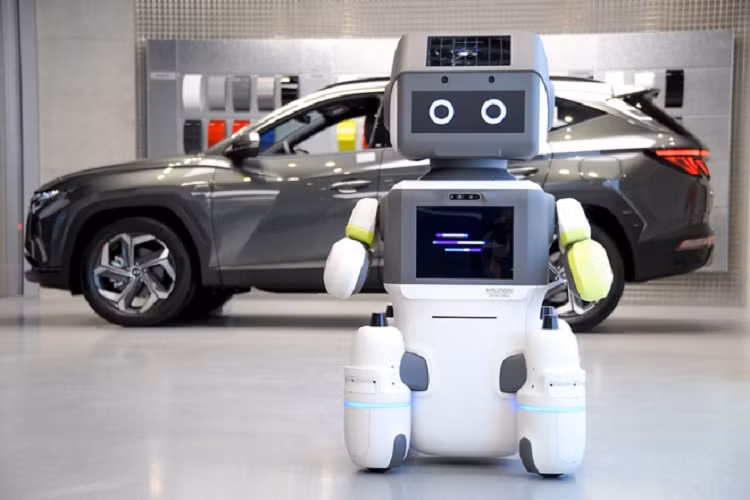Robot cua Hyundai cham soc khach tai dai ly oto nhu the nao?