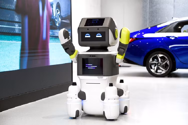 Thêm vào đó, DAL-e cũng giúp hệ thống đại lý của tập đoàn Hyundai hoạt động trơn tru, nhanh gọn hơn trong những thời điểm đông khách. Hyundai Motor Group cũng cho biết sẽ thường xuyên cập nhật DAL-e dựa trên dữ liệu thu thập được từ hệ thống đại lý tại nhiều khu vực khác nhau, qua đó giúp robot này hữu ích và đa năng hơn trong tương lai.