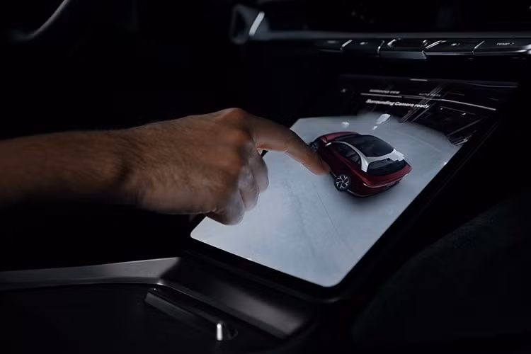 Trong trường hợp không có bất kỳ phản ứng nào từ phía người lái, Highway Pilot sẽ kích hoạt phanh khẩn cấp, đèn cảnh báo nguy hiểm và mở khóa cửa xe để người bên ngoài có thể tiếp cận hành khách ngồi trong xe.