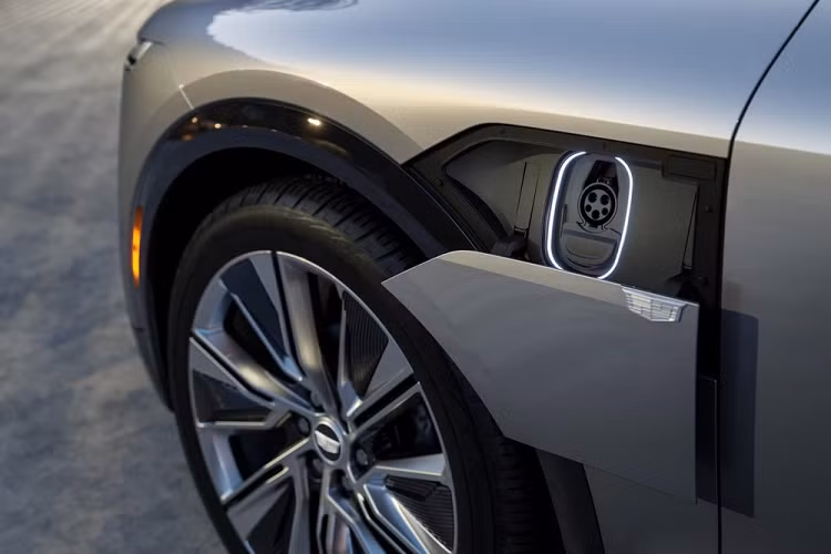 Nguồn cung cấp sức mạnh của Cadillac Lyriq 2023 là mô-tơ điện nằm trên cầu sau và cụm pin lithium-ion 100 kWh. Mô-tơ điện này tạo ra công suất tối đa 340 mã lực và mô-men xoắn cực đại 440 Nm. Theo hãng Cadillac, Lyriq có thể chạy hết quãng đường 483 km sau 1 lần sạc đầy pin. 