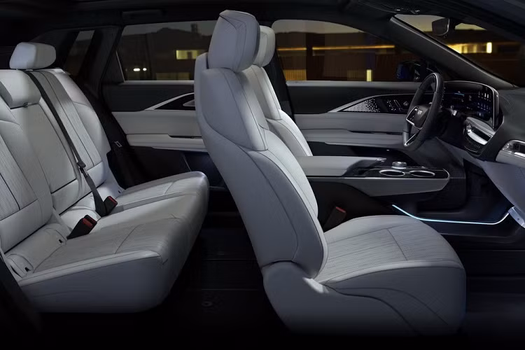 Chưa hết, Cadillac Lyriq 2023 còn được trang bị đèn sương mù sau nằm dọc, bên cạnh khe gió trên cản va. Trong khi đó, cánh gió mui của xe được chia đôi bằng đèn phanh trên cao. Nhờ kích thước lớn nên nội thất bên trong Cadillac Lyriq 2023 khá rộng rãi.