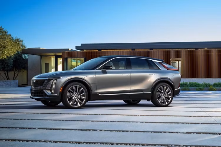 Mang kiểu dáng SUV, Cadillac Lyriq 2023 chạy điện sở hữu chiều dài 4.996 mm, chiều rộng 1.977 mm, chiều cao 1.623 mm và chiều dài cơ sở 3.094 mm. Với kích thước này, Cadillac Lyriq 2023 được liệt vào phân khúc SUV cỡ lớn.