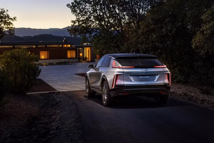 Đặc biệt, Cadillac Lyriq 2023 còn có chế độ lái 1 bàn đạp, cho phép người điều khiển dùng lẫy chuyển số trên vô lăng để kiểm soát việc xe giảm tốc nhanh hay chậm hoặc dừng xe hẳn. Thêm vào đó là hệ thống hỗ trợ lái bán tự động Super Cruise.