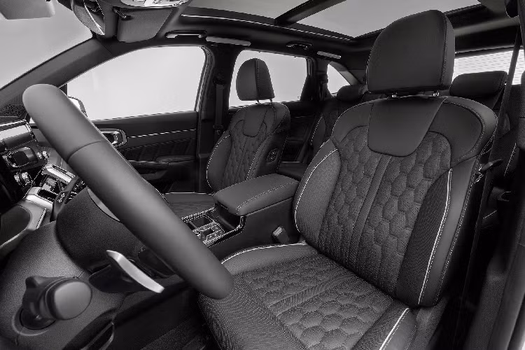 Trong khi đó, phiên bản Signature được trang bị tiêu chuẩn hệ thống kiểm soát hành trình thích ứng thông minh hơn, dựa trên định vị vệ tinh để nhận biết đường cao tốc, đường cong hoặc đường đô thị để đưa ra phán đoán, cùng tính năng hỗ trợ lái xe trên đường cao tốc. Đây là những tính năng hiếm thấy trên những mẫu xe cùng phân khúc, thậm chí là xe sang.