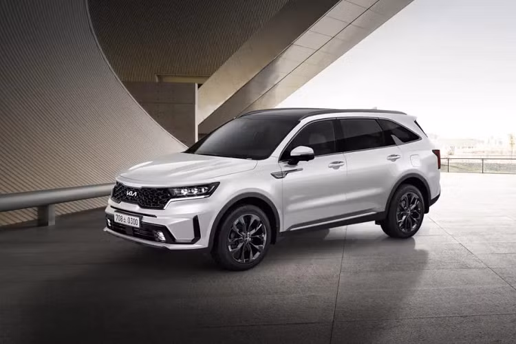 Cùng với sự ra mắt của Hyundai Santa Fe Hybrid tại Hàn Quốc, tập đoàn Hyundai Motors tiếp tục trình làng mẫu SUV Kia Sorento 2022 mới. Đây là phiên bản nâng cấp nhằm đảm báo tính cạnh tranh trên thị trường, xe có thêm trang bị tiêu chuẩn mới, trong khi ngoại hình không có nhiều thay đổi.