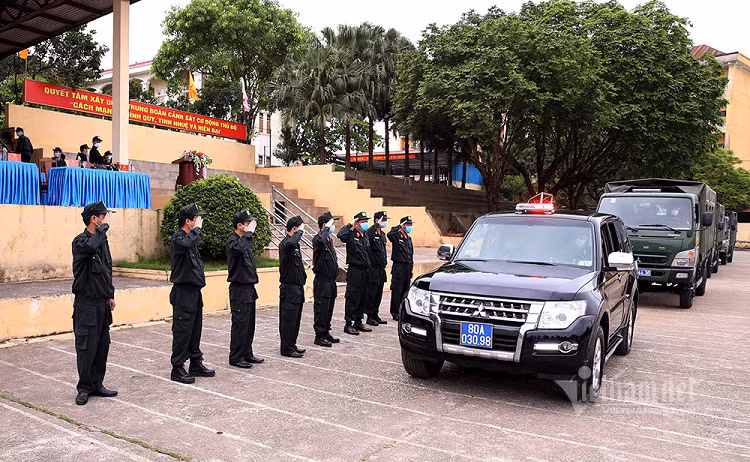 Tỉnh Yên Bái sáng nay cũng cử đoàn công tác gồm 15 các cán bộ, bác sĩ, nhân viên ngành y tế có kinh nghiệm, năng lực, trình độ lên đường hỗ trợ tỉnh Bắc Giang. (Ảnh: Phạm Hải)