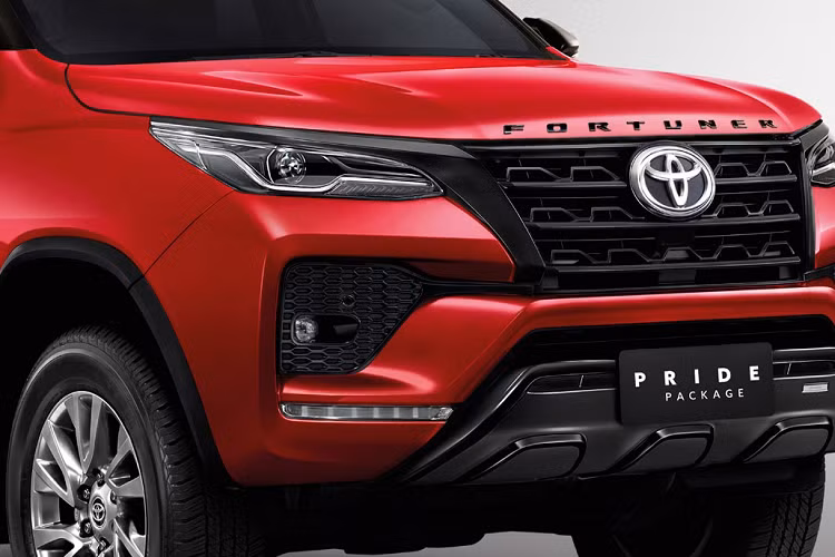 Còn lại, gói Pride Package II không can thiệp đến thiết kế tổng thể của Fortuner. Mẫu SUV của Toyota vẫn sở hữu lưới tản nhiệt cỡ lớn được thiết kế mới. Cụm đèn của Fortuner 2021 sử dụng công nghệ LED, tích hợp dải đèn daylight.