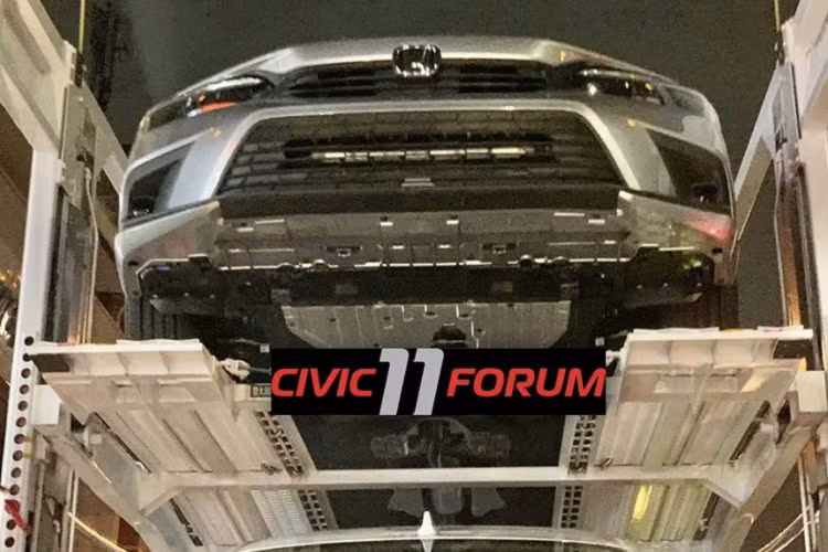 Như những tin đồn trước đây, thiết kế của Honda Civic thế hệ thứ 11 gần giống với Civic Prototype đã được công bố vào tháng 11/2020. Kiểu dáng ít mạnh mẽ hơn so với Civic thế hệ thứ 10, xe mang thiết kế đơn giản hơn, các khe hút gió được làm nổi bật, hốc đèn sương mù có ốp trang trí.