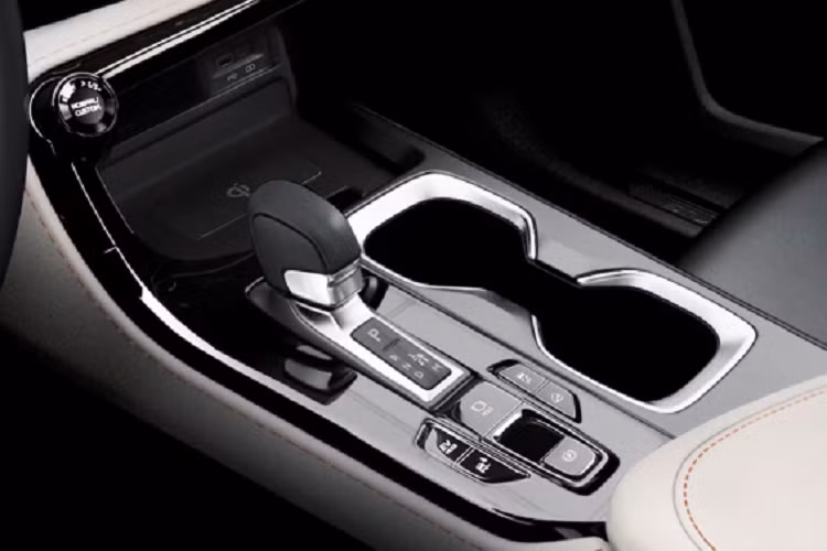 Xe sử dụng cụm đồng hồ hỗ trợ lái kỹ thuật số, trang bị màn hình cảm ứng lớn hơn trước.