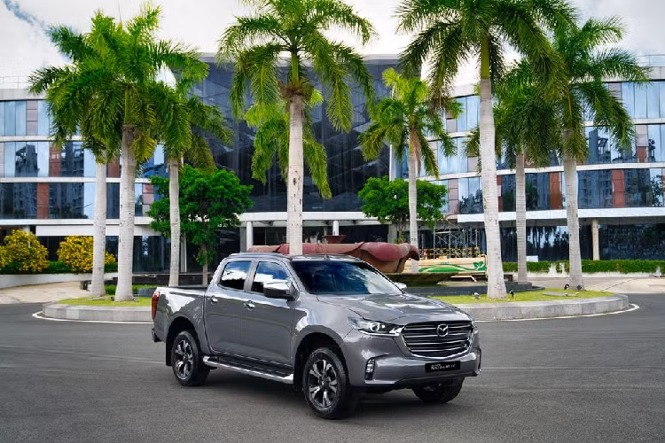 Nằm trong dải sản phẩm Thế hệ mới của Mazda, All New Mazda BT-50 lần đầu tiên được phát triển dựa trên ngôn ngữ thiết kế KODO nổi tiếng của Mazda. Với thiết kế KODO mới, các kỹ sư Nhật Bản đã làm nên sự đột phá hoàn toàn mới về thiết kế, phá vỡ quan niệm ‘xe bán tải chỉ phục vụ chở hàng hóa’. Mazda BT-50 2021 mới là sự ‘lột xác’ toàn diện về cả ngoại hình và phong cách, cùng với sự tiện nghi của một chiếc xe du lịch, cùng nhiều công nghệ an toàn cao cấp.