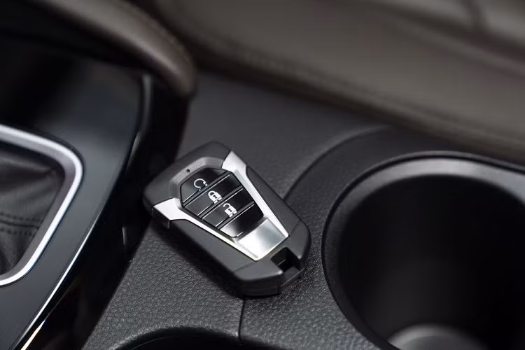 All New Mazda BT-50 còn được đánh giá khá cao nhờ hệ thống điều hòa tự động hai vùng độc lập; tính năng lọc phấn hoa mang đến không gian thoáng đãng và trong lành cho hàng ghế sau. Xe trang bị màn hình cảm ứng 9 inch với độ phân giải HD kết nối Bluetooth, USB. Đây cũng là mẫu xe lần đầu tiên trang bị Apple Carplay không dây, giúp người lái kết nối và sử dụng các chức năng như gọi điện, định vị dẫn đường mà không cần phải thao tác trực tiếp trên điện thoại.